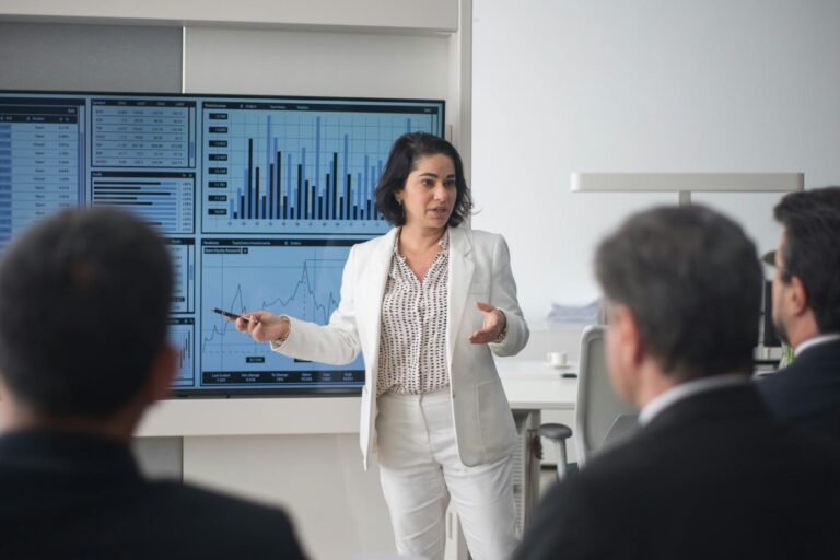 Ejecutiva presentando análisis de datos en sala de juntas